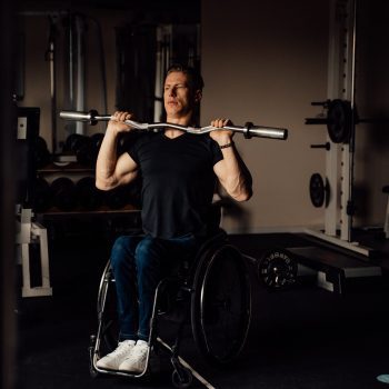 persona en silla de ruedas haciendo deporte
