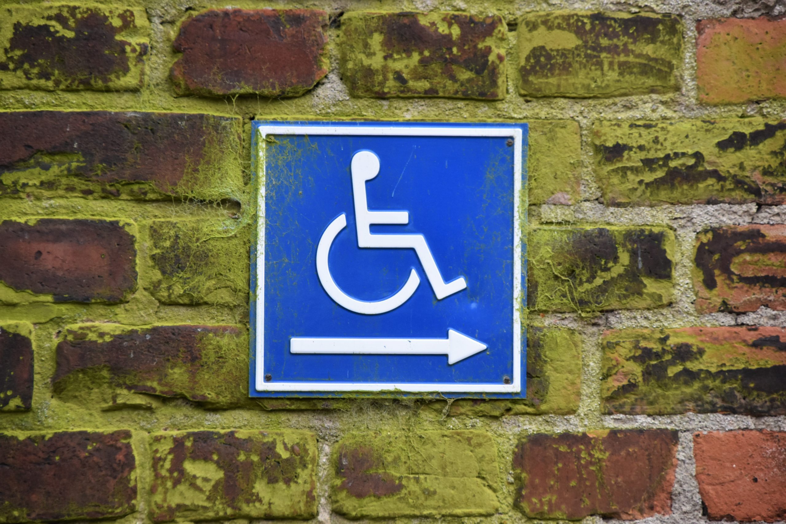 que pendiente o desnivel debe tener una rampa para discapacitados o silla de ruedas
